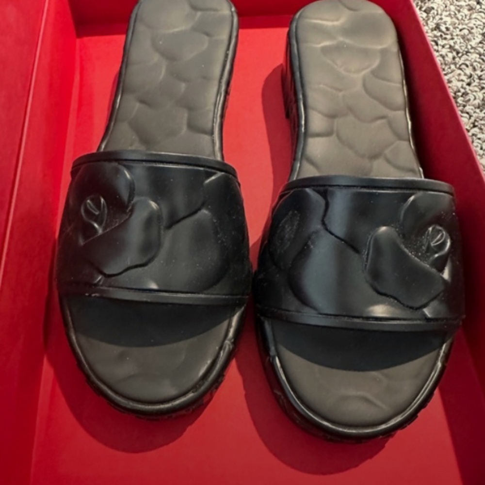 Valentino Garavani Atelier 03 Rose Edition embossed rubber slides Black 37